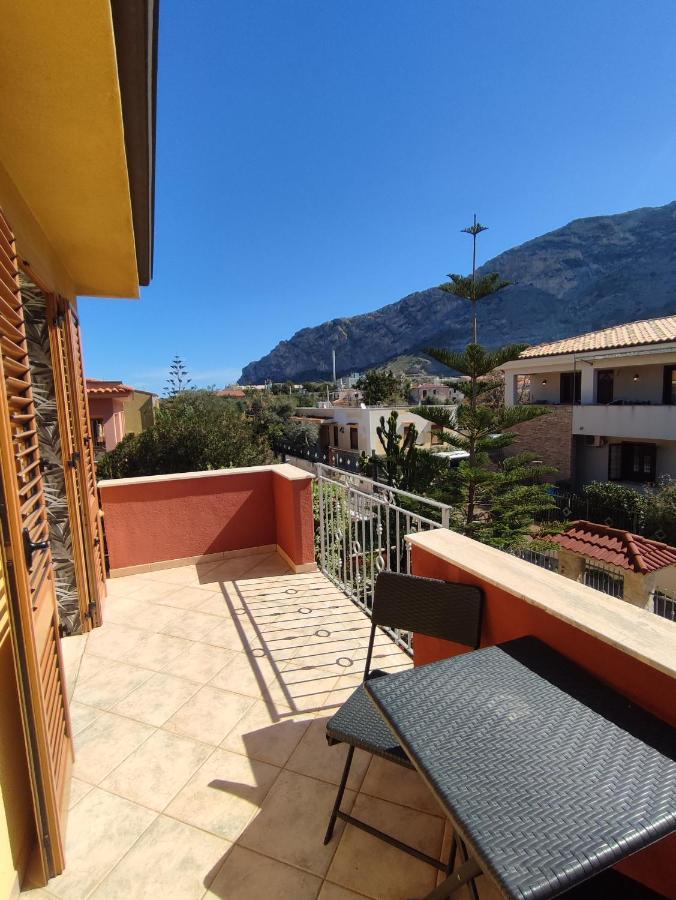 Casa Vacanze Isolotto อิโซลา เดลเล เฟมมิเน ภายนอก รูปภาพ
