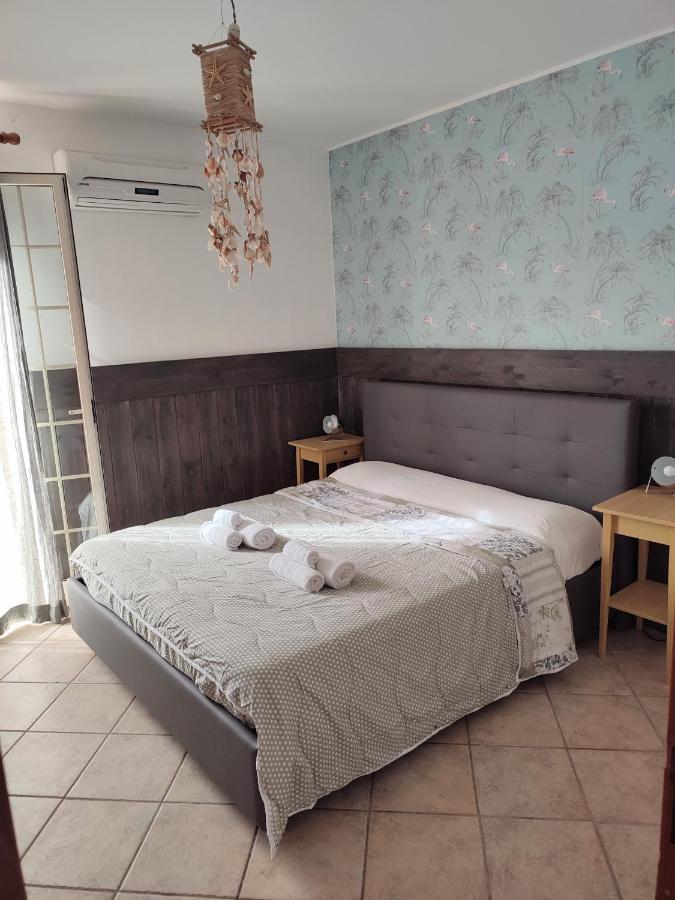 Casa Vacanze Isolotto อิโซลา เดลเล เฟมมิเน ภายนอก รูปภาพ