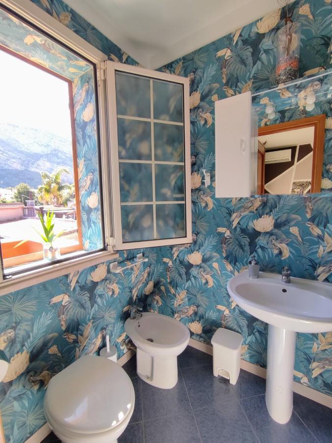 Casa Vacanze Isolotto อิโซลา เดลเล เฟมมิเน ภายนอก รูปภาพ