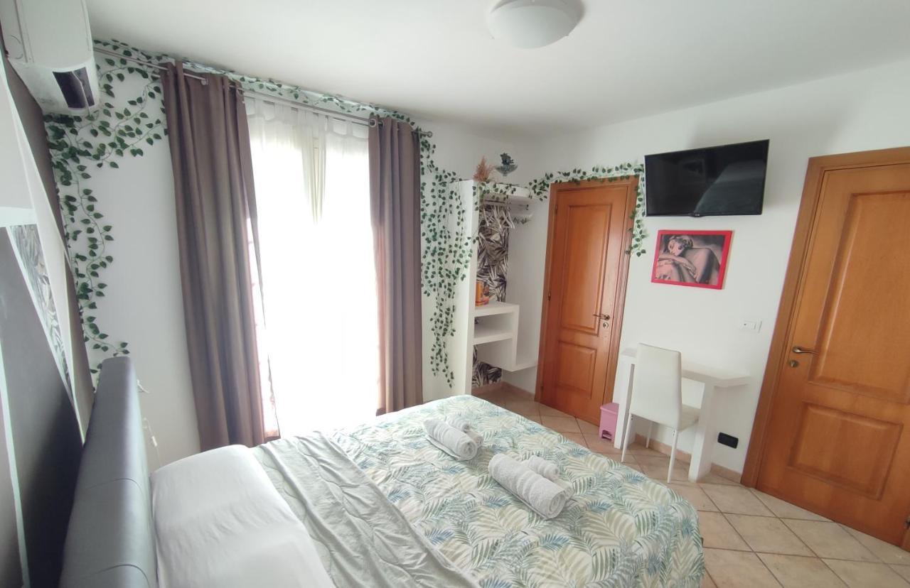 Casa Vacanze Isolotto อิโซลา เดลเล เฟมมิเน ภายนอก รูปภาพ