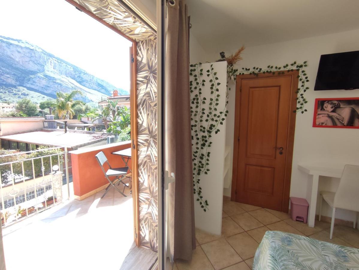 Casa Vacanze Isolotto อิโซลา เดลเล เฟมมิเน ภายนอก รูปภาพ