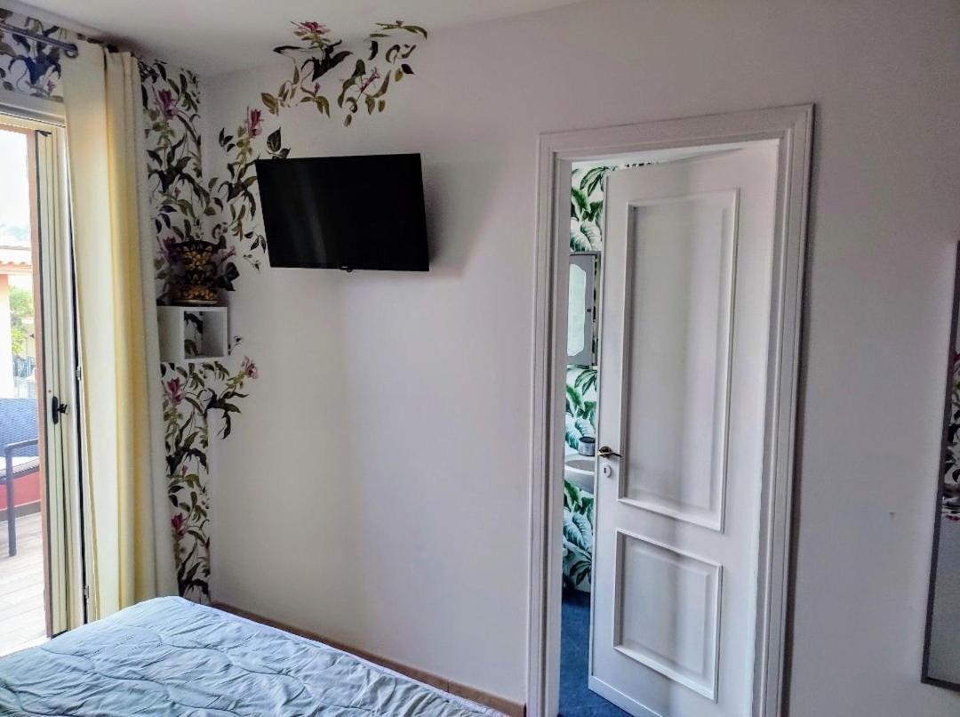 Casa Vacanze Isolotto อิโซลา เดลเล เฟมมิเน ภายนอก รูปภาพ