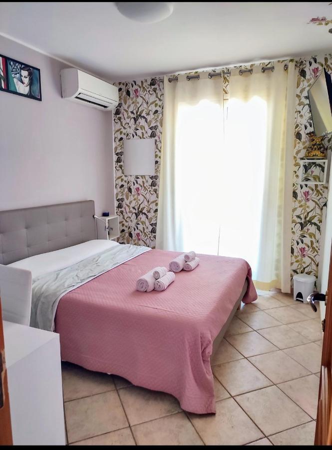 Casa Vacanze Isolotto อิโซลา เดลเล เฟมมิเน ภายนอก รูปภาพ