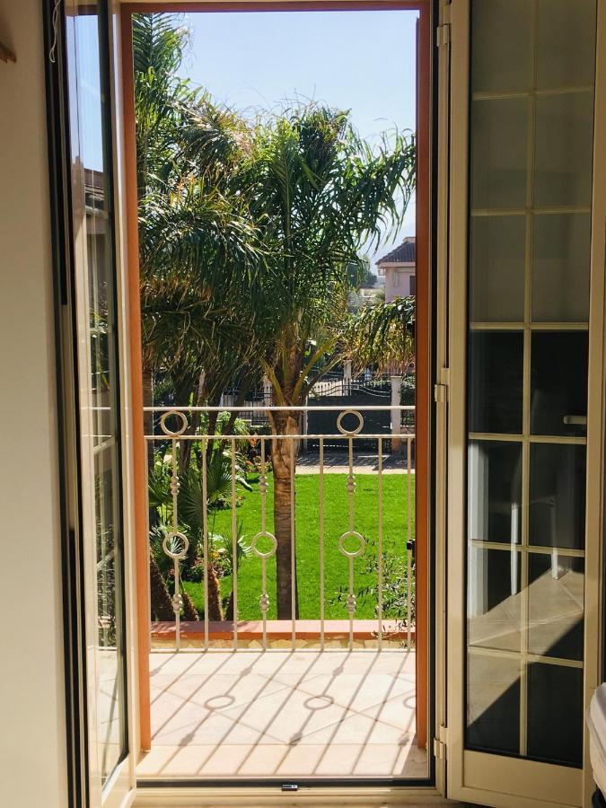 Casa Vacanze Isolotto อิโซลา เดลเล เฟมมิเน ภายนอก รูปภาพ