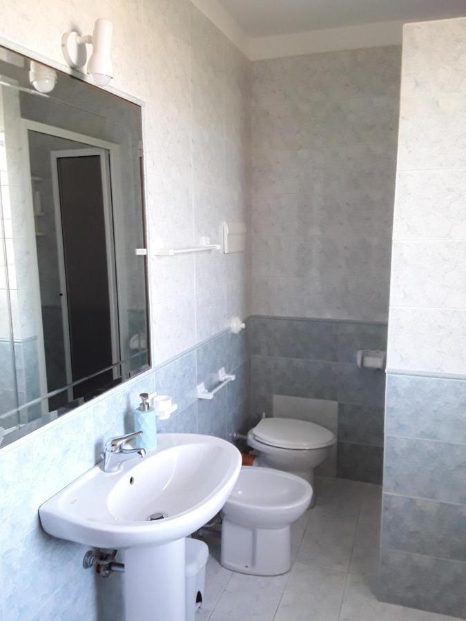 Casa Vacanze Isolotto อิโซลา เดลเล เฟมมิเน ภายนอก รูปภาพ