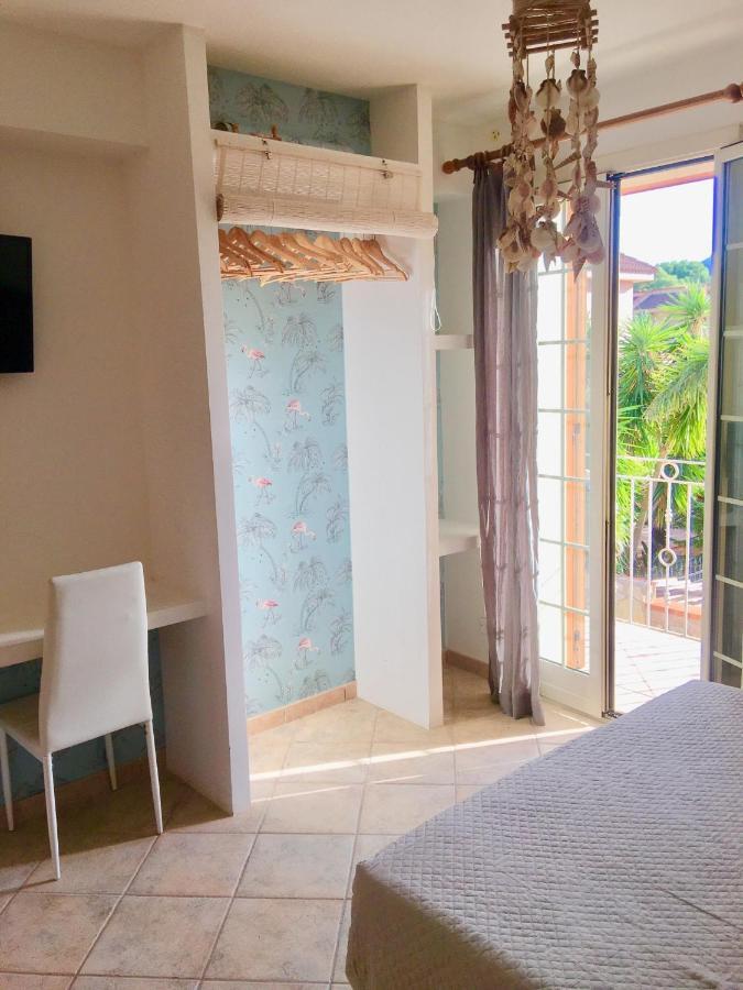 Casa Vacanze Isolotto อิโซลา เดลเล เฟมมิเน ภายนอก รูปภาพ